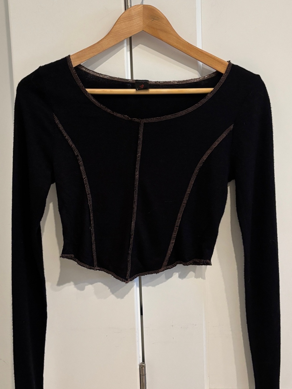 Black Long-Sleeve Contrast Seam Crop Top
